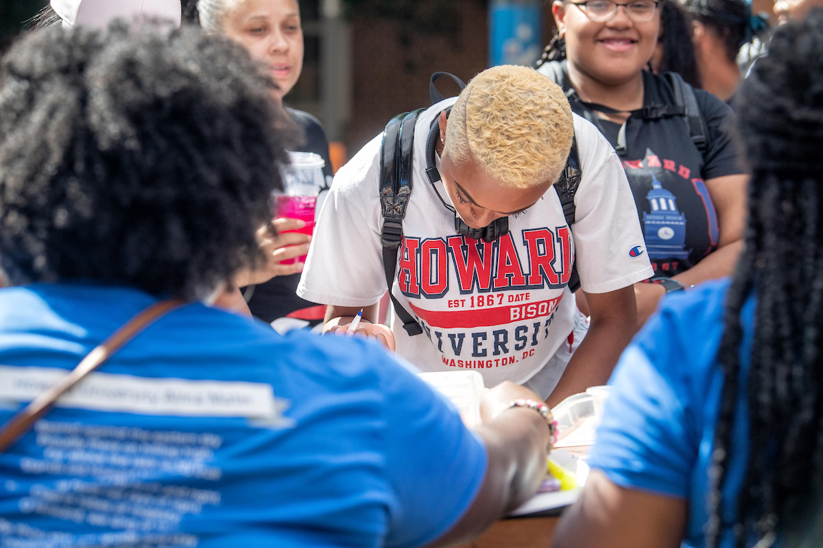 HU Student Signing In during student move in day